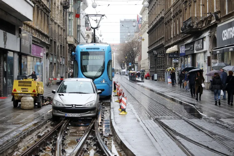 Nastala gužva: Neoprezni vozač zaglavio na tramvajskim tračnicama u Juri&scaron;ićevoj