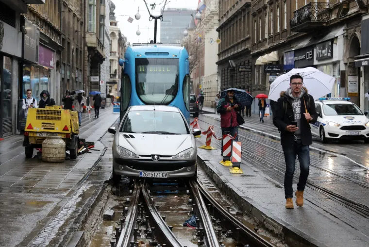 Nastala gužva: Neoprezni vozač zaglavio na tramvajskim tračnicama u Juri&scaron;ićevoj