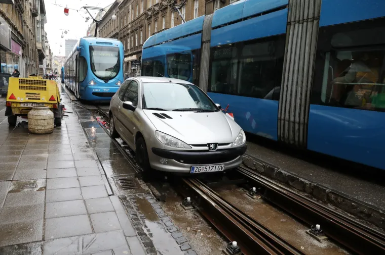 Nastala gužva: Neoprezni vozač zaglavio na tramvajskim tračnicama u Juri&scaron;ićevoj