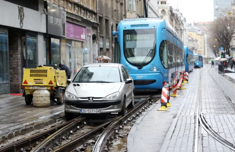 Nastala gužva: Neoprezni vozač zaglavio na tramvajskim tračnicama u Juri&scaron;ićevoj