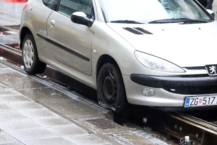 Nastala gužva: Neoprezni vozač zaglavio na tramvajskim tračnicama u Juri&scaron;ićevoj