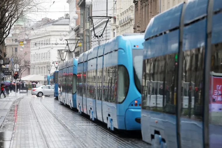 Nastala gužva: Neoprezni vozač zaglavio na tramvajskim tračnicama u Juri&scaron;ićevoj