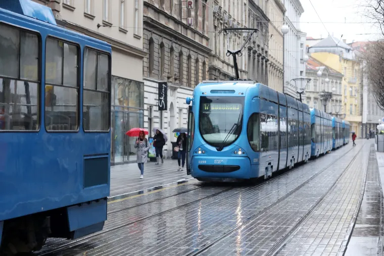 Nastala gužva: Neoprezni vozač zaglavio na tramvajskim tračnicama u Juri&scaron;ićevoj