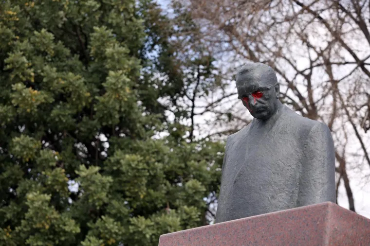 Na spomeniku Franji Tuđmanu u Splitu nepoznati počinitelj obojao je oči crvenom bojom.