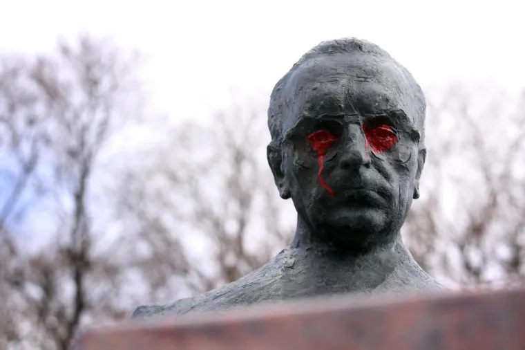 VANDALIZAM U SPLITU: Na spomeniku Franji Tuđmanu obojao oči crvenom bojom