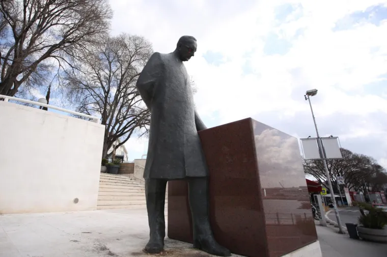 VANDALIZAM U SPLITU: Na spomeniku Franji Tuđmanu obojao oči crvenom bojom