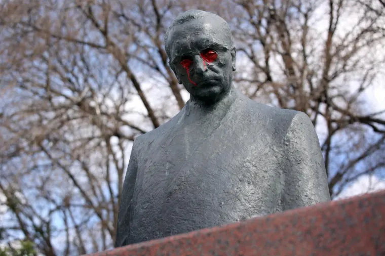 VANDALIZAM U SPLITU: Na spomeniku Franji Tuđmanu obojao oči crvenom bojom