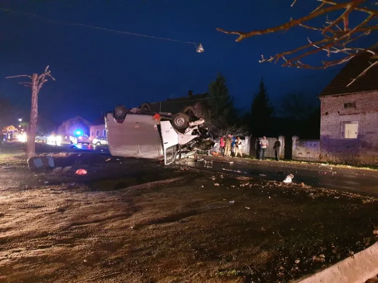 U ponedjeljak navečer u mjestu Kovačevac kod Nove Gradi&scaron;ke dogodila se te&scaron;ka prometna nesreća u kojoj su te&scaron;ko stradali vozač kombija i njegova trudna 19-godi&scaron;nja supruga za čiji život se bore liječnici u Općoj bolnici u Novoj Gradi&scaron;ci.