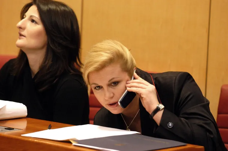 Dio ministarskog posla Kolinde Grabar-Kitarović bio je i dolazak na saborske sjednice. Na ovoj fotografiji uhvaćena je u telefonskom razgovoru na mjestu u sabornici predviđenom za predstavnike Vlade.