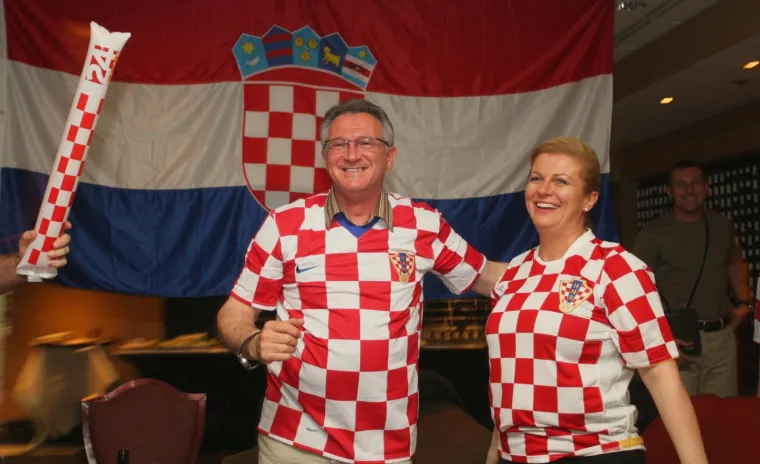 Veleposlanica RH u SAD-u Kolinda Grabar-Kitrović i pokojni tada&scaron;nji ministar obrane Branko Vukelić gledali su zajedno nogometnu utakmicu Europskog prvenstva Hrvatska - Njemačka 2008. godine u hotelu u Washingtonu. Fotografija pokazuje proslavu prvog gola koji je zabio Dario Srna. Hrvatska je pobjedila 2-1 te se plasirala u četvrtfinale u kojem je u &scaron;okantnoj utakmici izgubila od Turske golom u zadnjoj minuti produžetka.