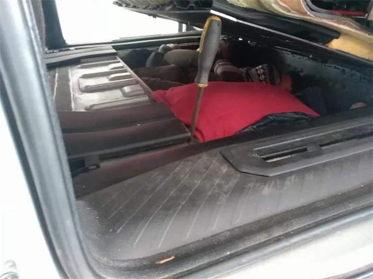 Na vozilu je preinačen i spremnik goriva, a kako bi se dobio veći prostor za skrivanje osoba