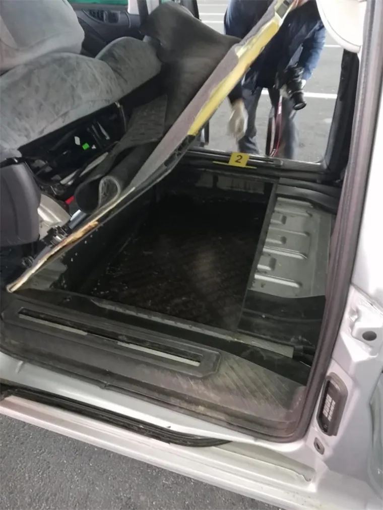 Na vozilu je preinačen i spremnik goriva, a kako bi se dobio veći prostor za skrivanje osoba