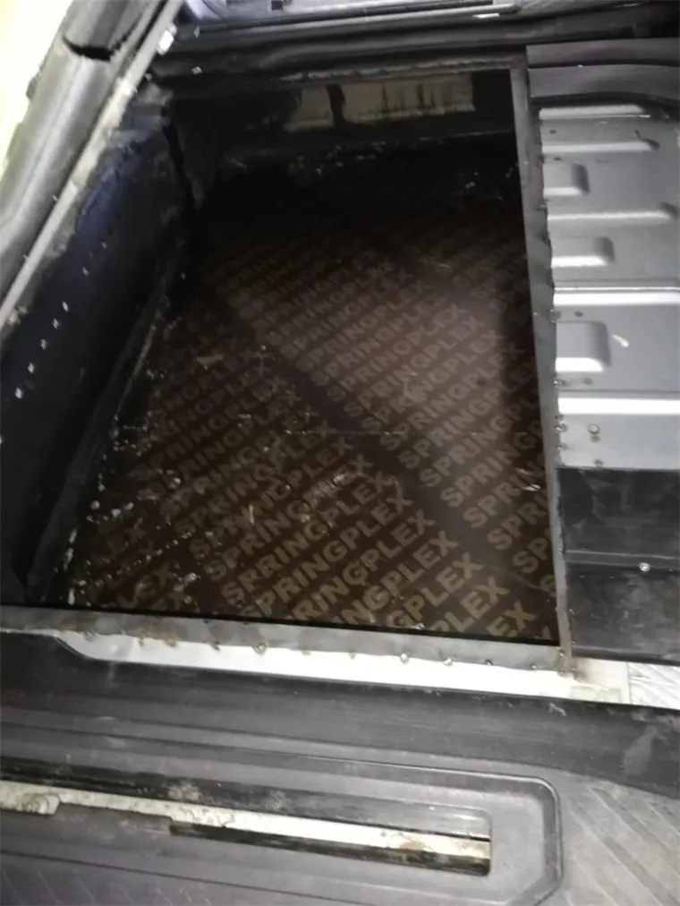 Na vozilu je preinačen i spremnik goriva, a kako bi se dobio veći prostor za skrivanje osoba