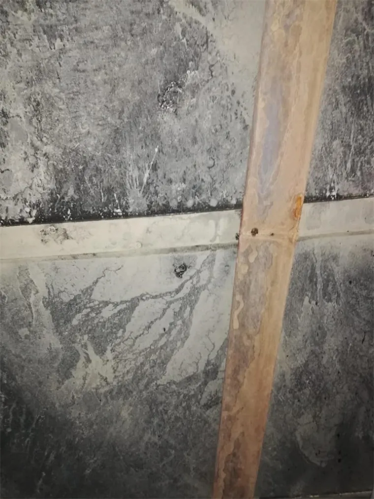 Na vozilu je preinačen i spremnik goriva, a kako bi se dobio veći prostor za skrivanje osoba