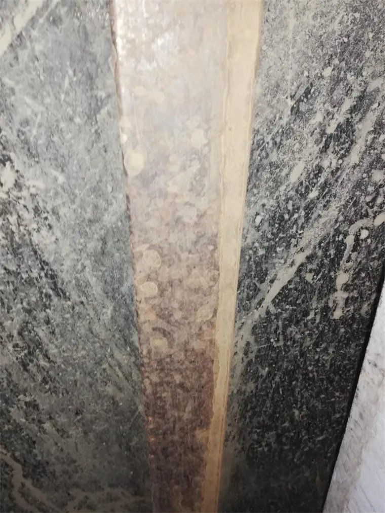 Na vozilu je preinačen i spremnik goriva, a kako bi se dobio veći prostor za skrivanje osoba