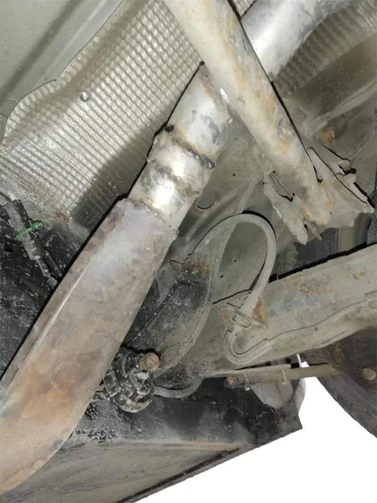 Na vozilu je preinačen i spremnik goriva, a kako bi se dobio veći prostor za skrivanje osoba