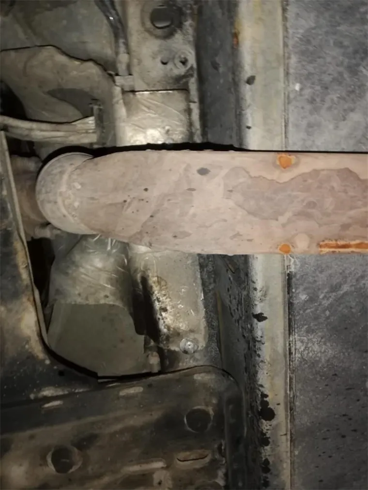 Na vozilu je preinačen i spremnik goriva, a kako bi se dobio veći prostor za skrivanje osoba