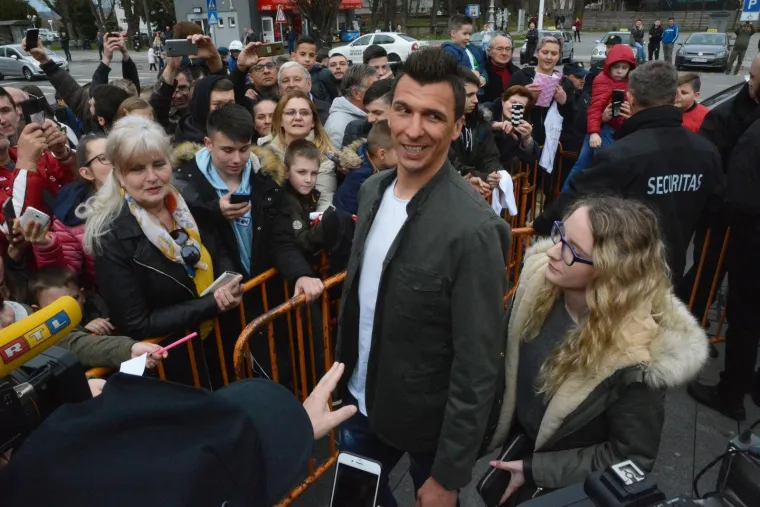Mandžukić i Olić razveselili klince na svečanom otkrivanju spomen-ploča u Slavonskom Brodu