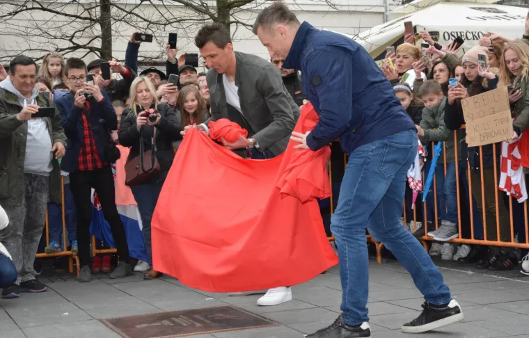 Mandžukić i Olić razveselili klince na svečanom otkrivanju spomen-ploča u Slavonskom Brodu