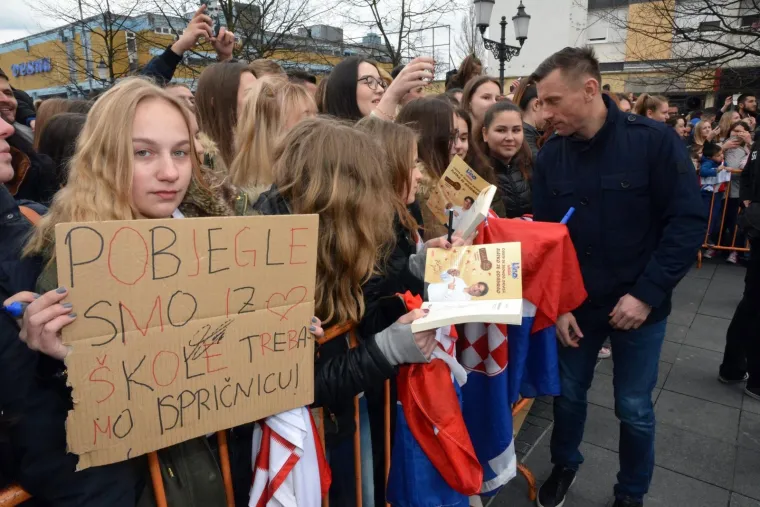 Mandžukić i Olić razveselili klince na svečanom otkrivanju spomen-ploča u Slavonskom Brodu