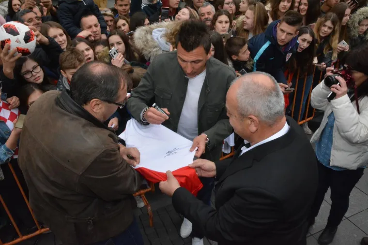 Mandžukić i Olić razveselili klince na svečanom otkrivanju spomen-ploča u Slavonskom Brodu