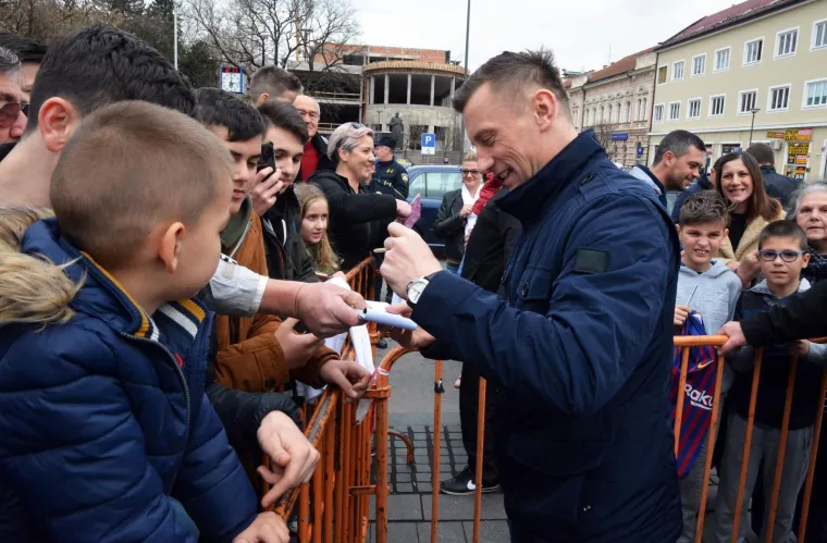 Mandžukić i Olić razveselili klince na svečanom otkrivanju spomen-ploča u Slavonskom Brodu