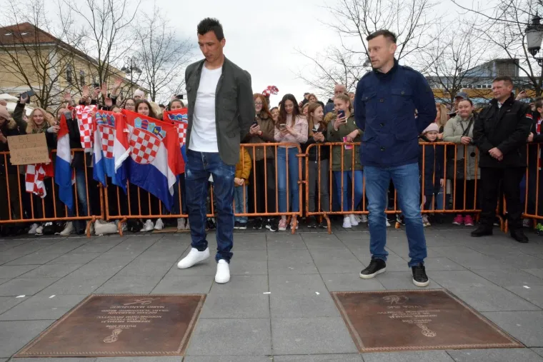Mandžukić i Olić razveselili klince na svečanom otkrivanju spomen-ploča u Slavonskom Brodu