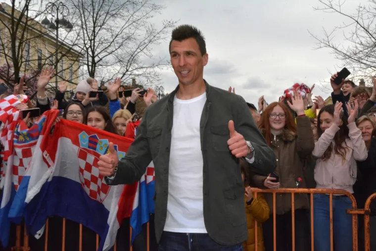 Mandžukić i Olić razveselili klince na svečanom otkrivanju spomen-ploča u Slavonskom Brodu