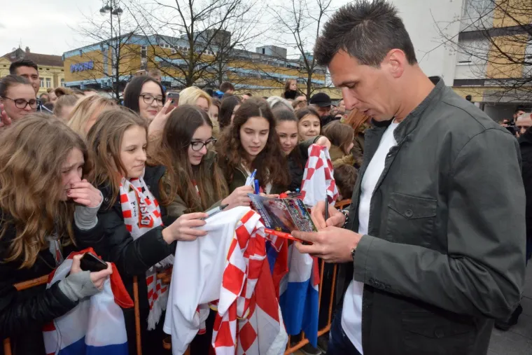 Mandžukić i Olić razveselili klince na svečanom otkrivanju spomen-ploča u Slavonskom Brodu