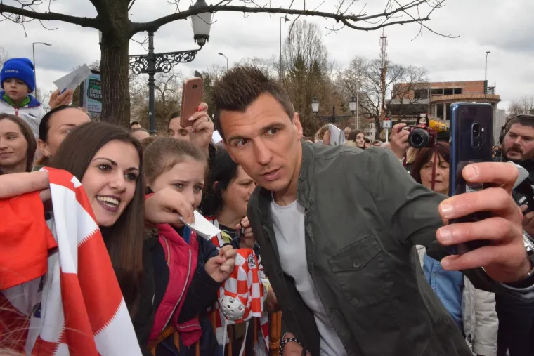 Mandžukić i Olić razveselili klince na svečanom otkrivanju spomen-ploča u Slavonskom Brodu