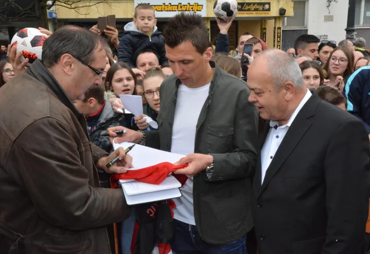 Mandžukić i Olić razveselili klince na svečanom otkrivanju spomen-ploča u Slavonskom Brodu