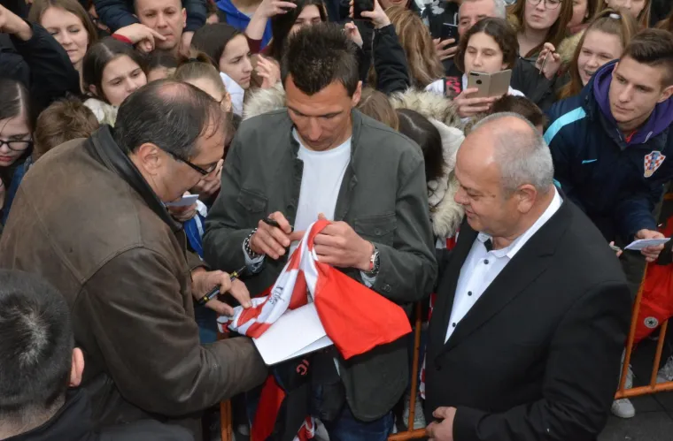 Mandžukić i Olić razveselili klince na svečanom otkrivanju spomen-ploča u Slavonskom Brodu