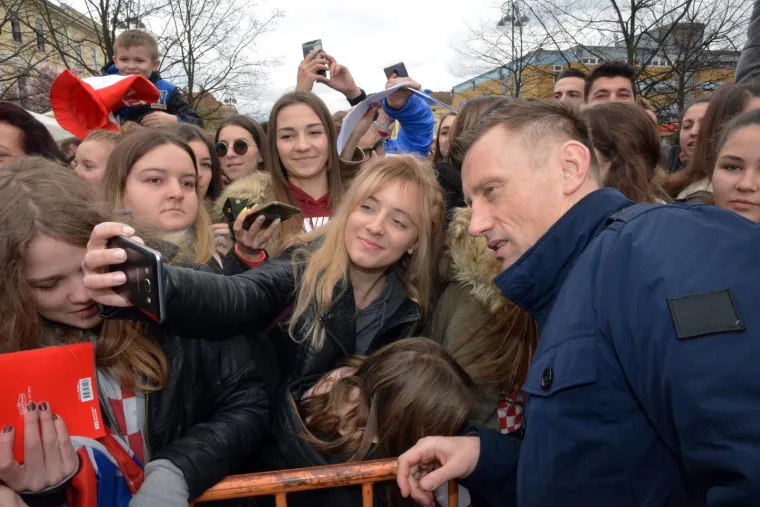 Mandžukić i Olić razveselili klince na svečanom otkrivanju spomen-ploča u Slavonskom Brodu