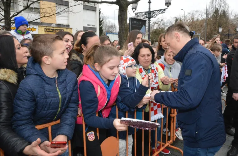 Mandžukić i Olić razveselili klince na svečanom otkrivanju spomen-ploča u Slavonskom Brodu