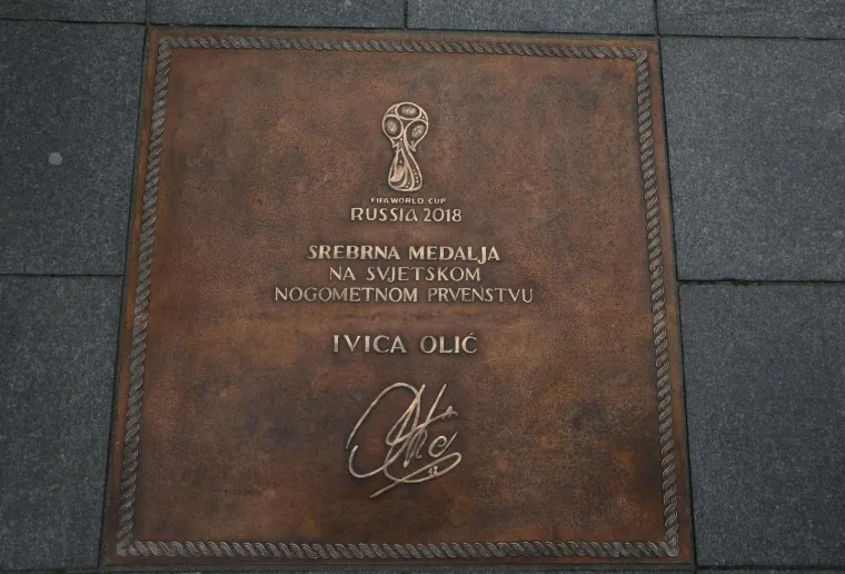 Mandžukić i Olić razveselili klince na svečanom otkrivanju spomen-ploča u Slavonskom Brodu