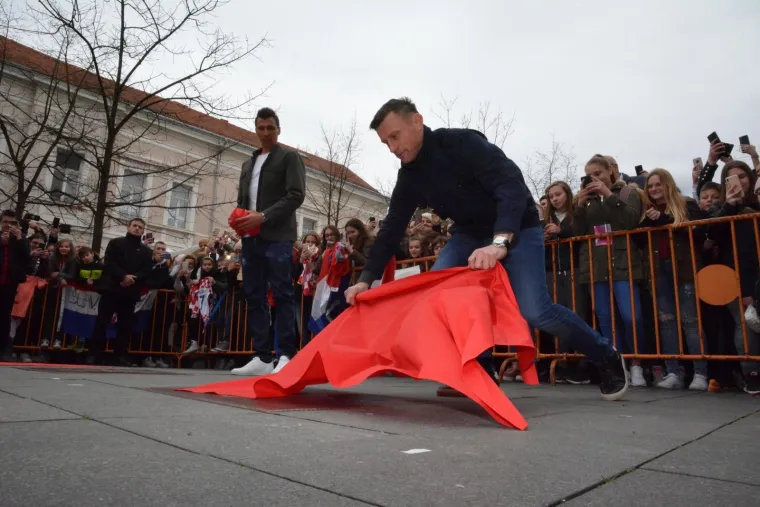 Mandžukić i Olić razveselili klince na svečanom otkrivanju spomen-ploča u Slavonskom Brodu