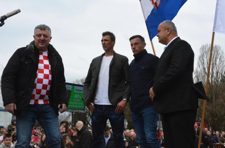 Mandžukić i Olić razveselili klince na svečanom otkrivanju spomen-ploča u Slavonskom Brodu