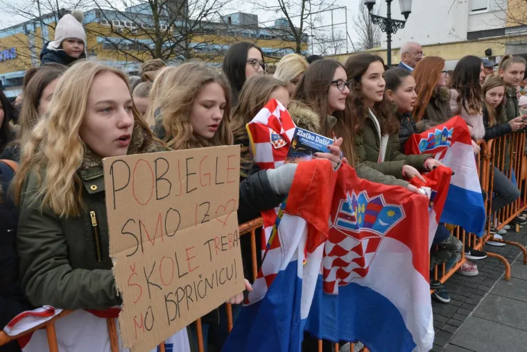 Prije nogometaša kao prvi zaslužni sportaš svoju ploču na Trgu Ivane Brlić Mažuranić dobio je rukometaš Venio Losert, osvajač zlatnih medalja na olimpijskim igrama u Atlanti 1996. i Ateni 2004. godine, te bronce u Londonu 2012.