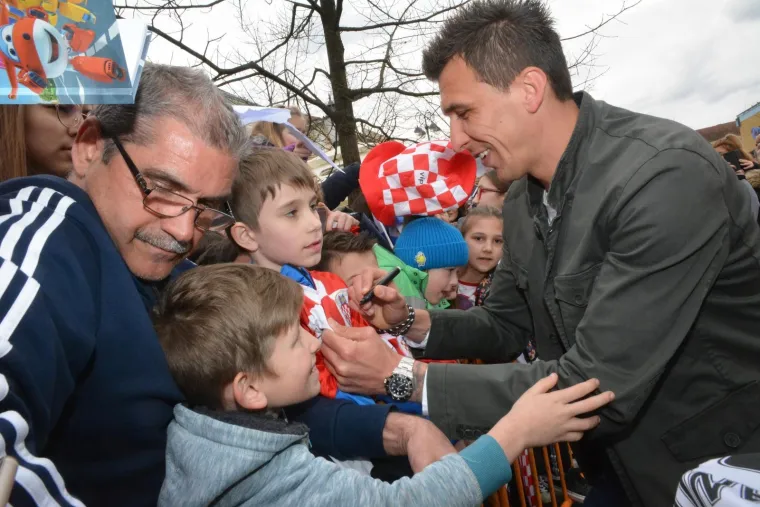 MARIO I IVICA IZAZVALI OPĆU HISTERIJU I ZAPALILI SVOJE SLAVONCE: Poput kakvih rock zvijezda