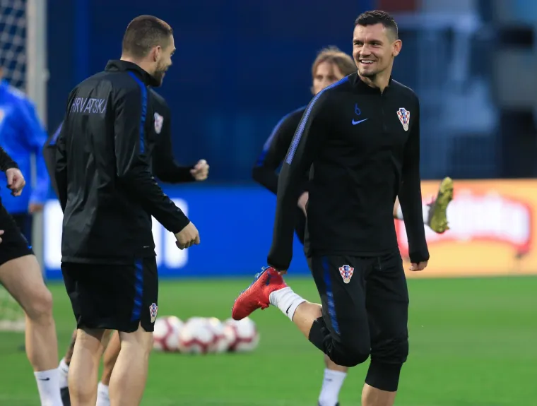 TRENING HRVATSKE U DOBROM RASPOLOŽENJU: Osmjesi na licima jasno ukazuju da nema straha za utakmicu protiv Azerbajdžana