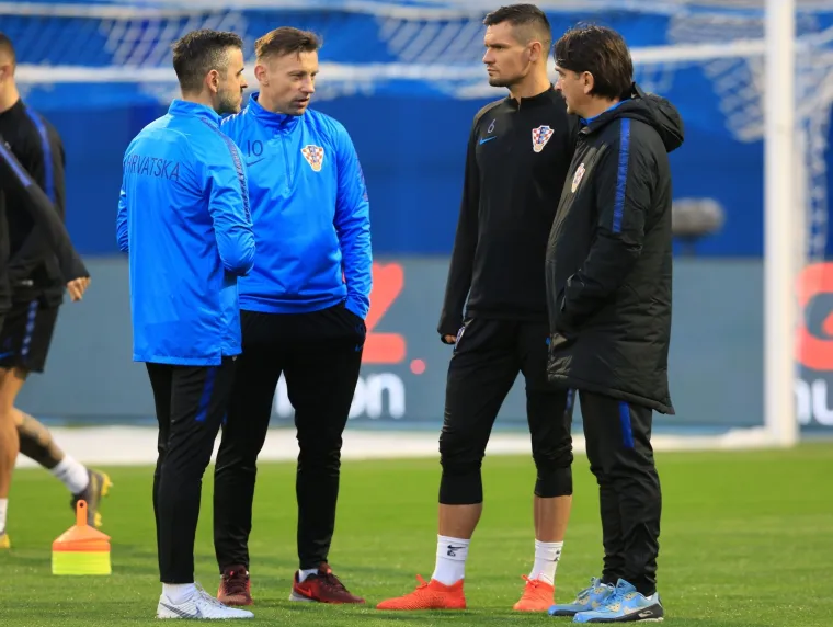 TRENING HRVATSKE U DOBROM RASPOLOŽENJU: Osmjesi na licima jasno ukazuju da nema straha za utakmicu protiv Azerbajdžana