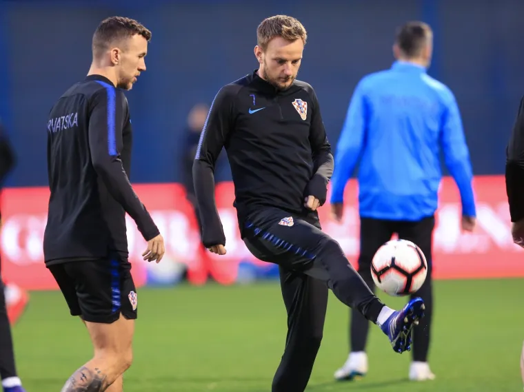 TRENING HRVATSKE U DOBROM RASPOLOŽENJU: Osmjesi na licima jasno ukazuju da nema straha za utakmicu protiv Azerbajdžana