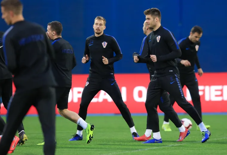 TRENING HRVATSKE U DOBROM RASPOLOŽENJU: Osmjesi na licima jasno ukazuju da nema straha za utakmicu protiv Azerbajdžana