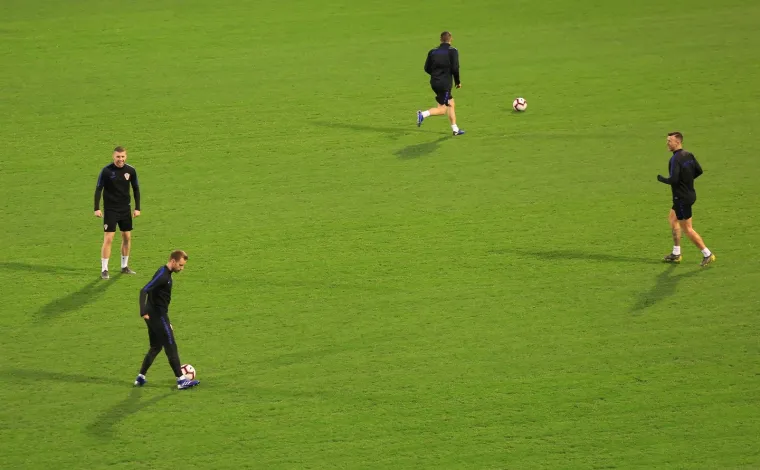 TRENING HRVATSKE U DOBROM RASPOLOŽENJU: Osmjesi na licima jasno ukazuju da nema straha za utakmicu protiv Azerbajdžana