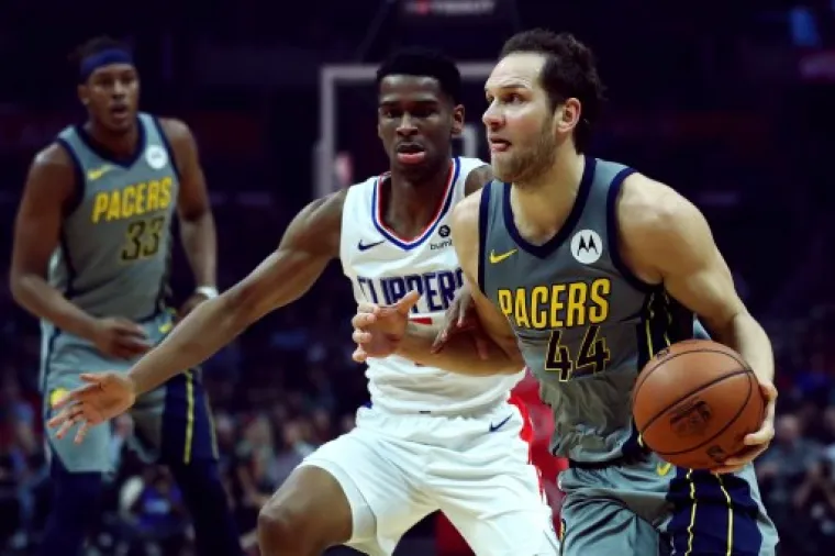 ZAUSTAVI SE BABO: Bojan je nezaustavljiv, no ponekad se zaleti i zavr&scaron;i na parketu