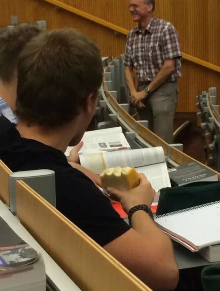 Studentski život zna biti težak, ali budimo realni, to je najluđe razdoblje u životu svakog klinca. Sigurno se i vama dogodilo da ste nakon neprospavane pijane noći zaspali na predavanju. Ova bi vam galerija mogla dati još pokoju ideju. Ali, nemojte ako baš ne morate.