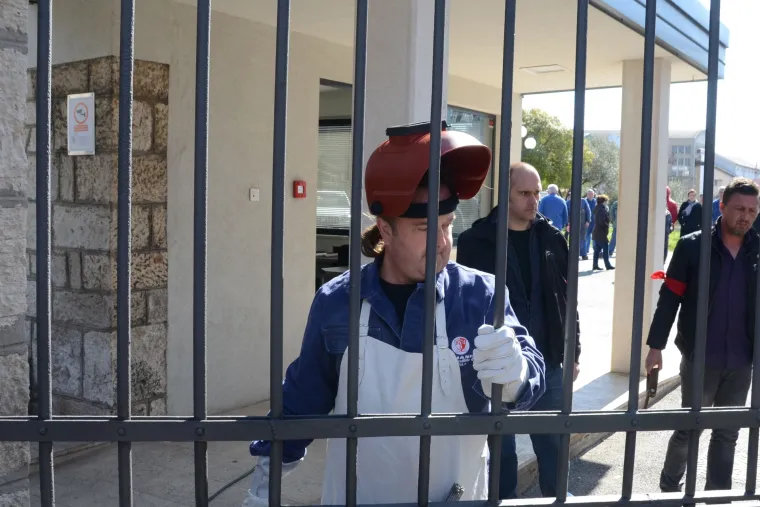 Zavarivanjem ulaznih vrata na glavnom ulazu u Uljanik počeo &scaron;trajk u brodogradili&scaron;tu