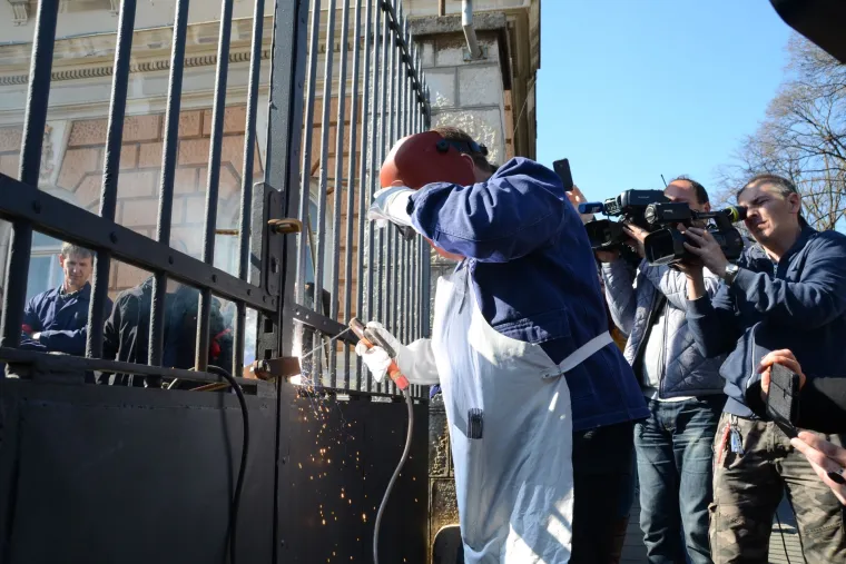 Zavarivanjem ulaznih vrata na glavnom ulazu u Uljanik počeo &scaron;trajk u brodogradili&scaron;tu