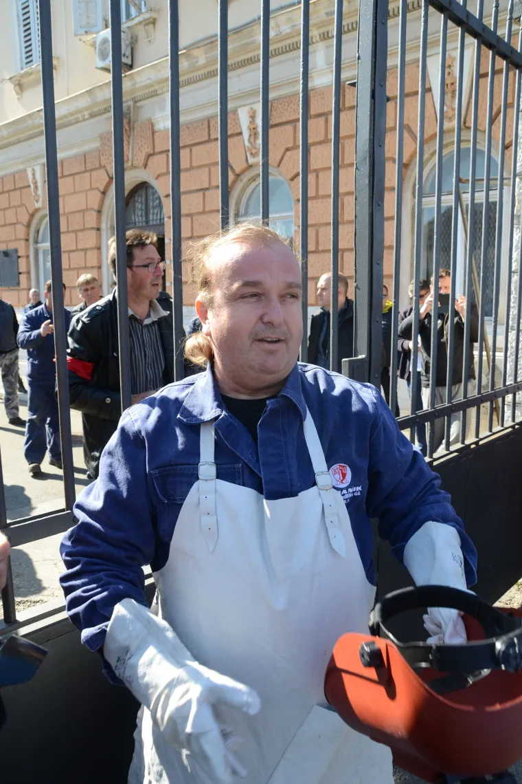 Zavarivanjem ulaznih vrata na glavnom ulazu u Uljanik počeo &scaron;trajk u brodogradili&scaron;tu