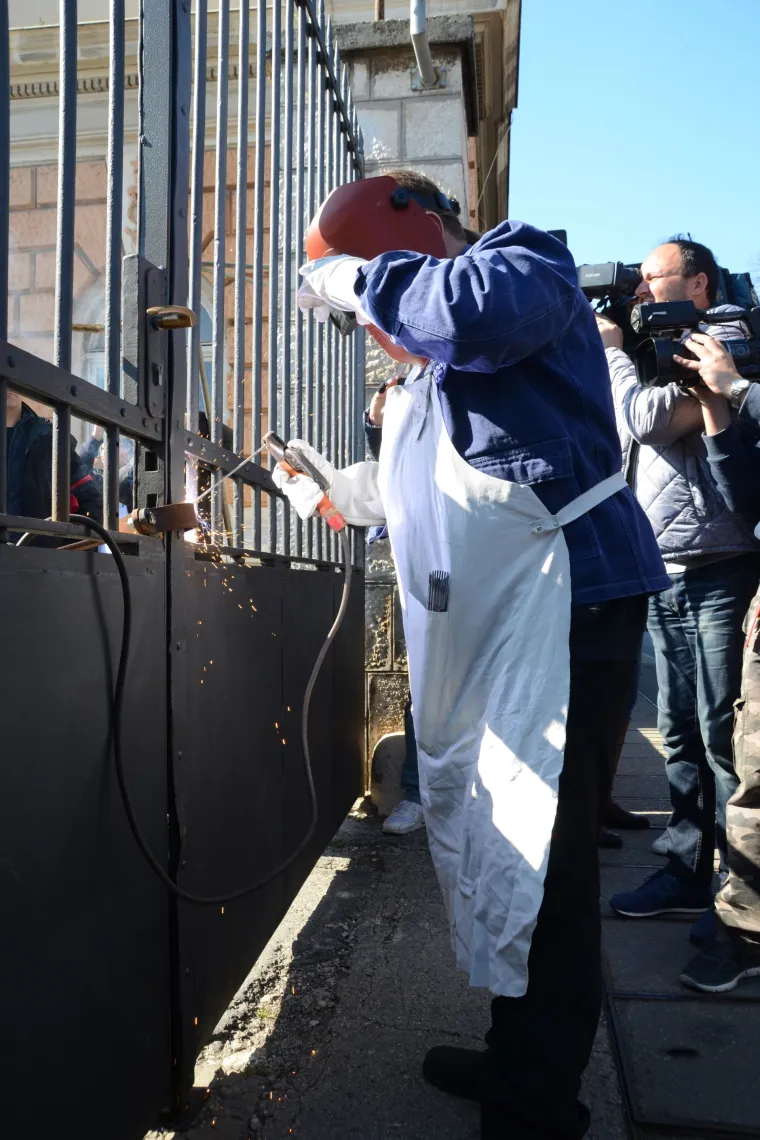 Zavarivanjem ulaznih vrata na glavnom ulazu u Uljanik počeo &scaron;trajk u brodogradili&scaron;tu